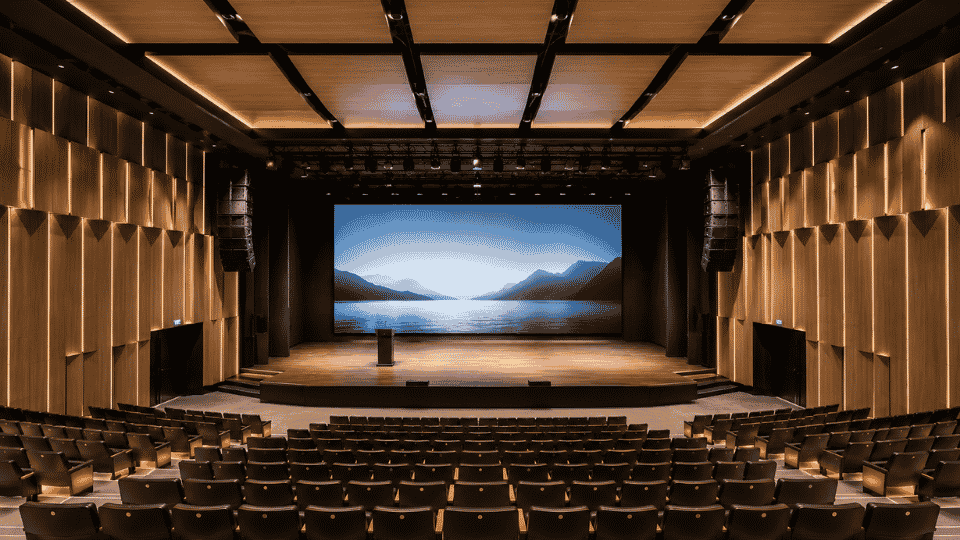 Auditorium modern dengan sistem audio visual profesional, LED wall, line array speaker, akustik ruangan, dan solusi AV auditorium di Indonesia.