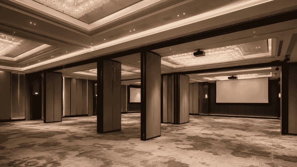 Ballroom divisible dengan sistem audio visual terintegrasi, audio zonasi, movable partition, dan solusi AV multipurpose hall untuk hotel dan convention center di Indonesia.